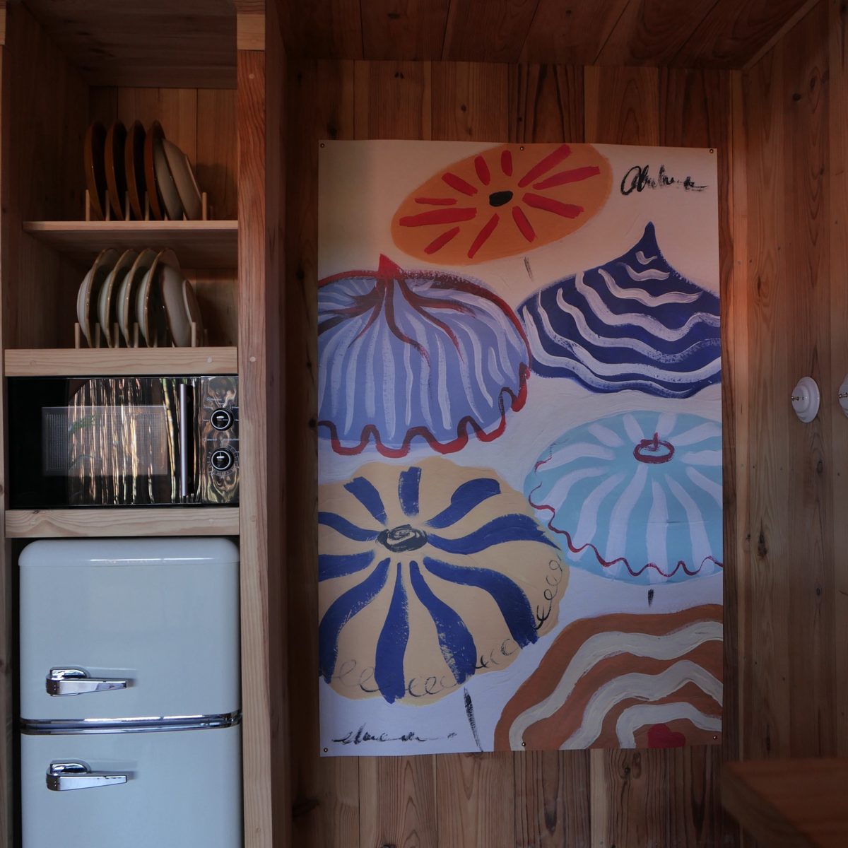 Coin cuisine avec réfrigérateur rétro et affiche de parasols
