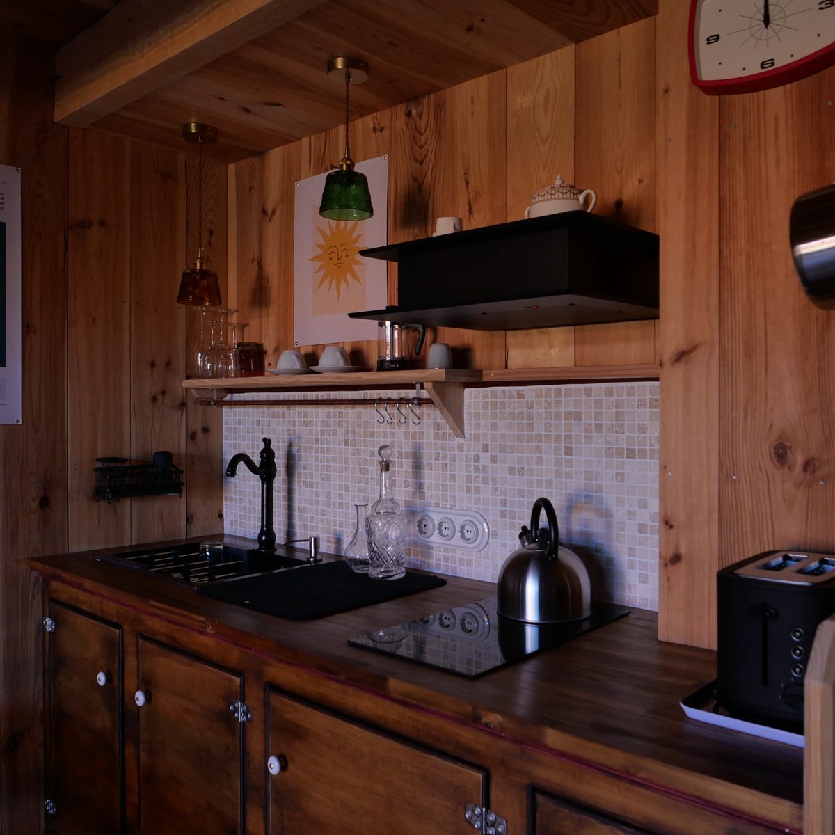 Cuisine équipée, plan de travail en bois et crédence en mosaïque