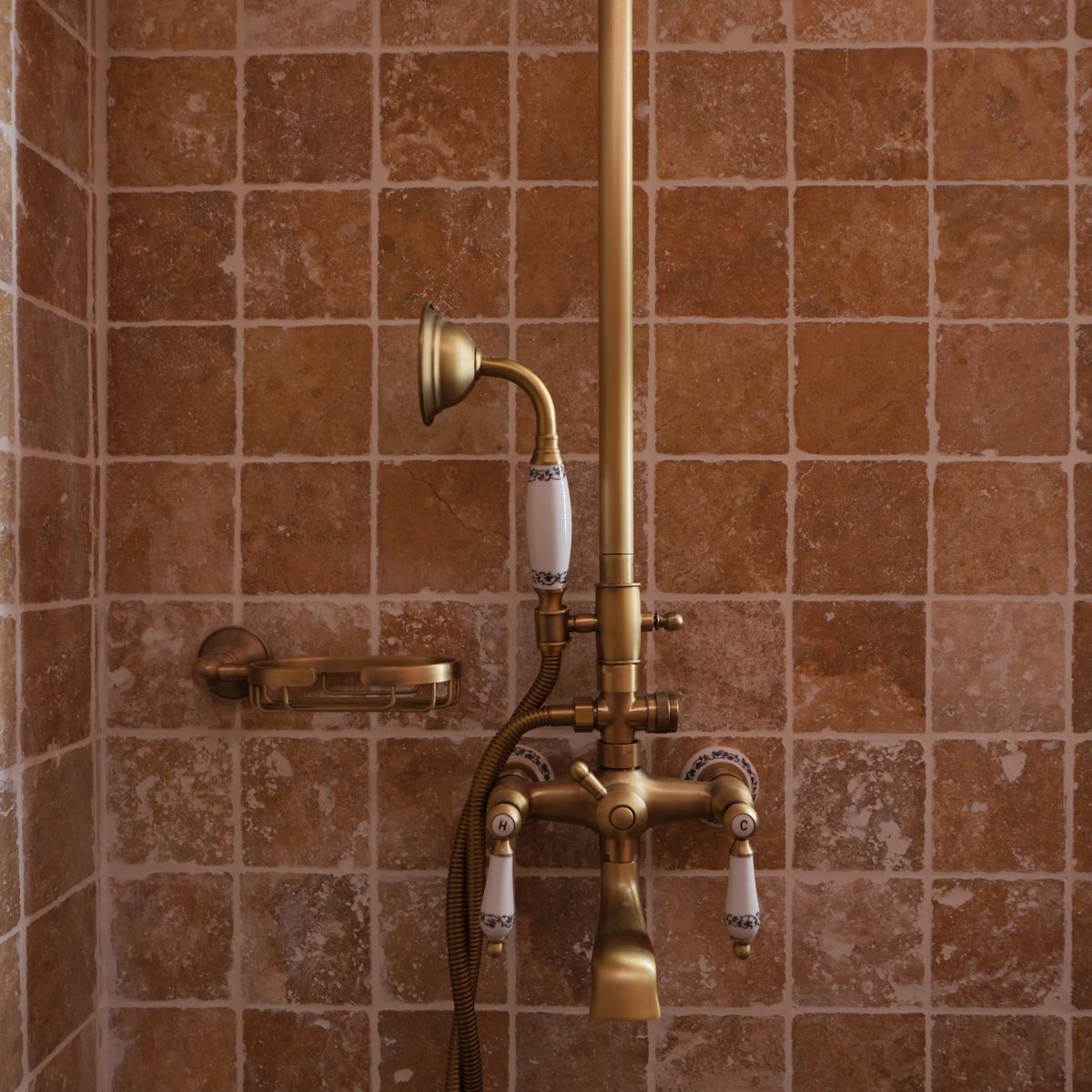 Douche à l'ancienne en laiton et carreaux de terre cuite